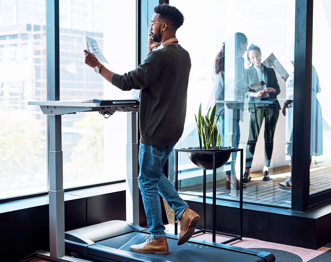 Stand Up Desk or Walking Desk: Which is Healthier For You?